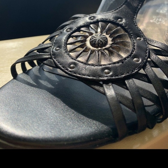 Leather 2-inch heels with braided flower detail - Picture 5 of 7